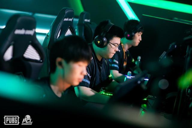 球员在接下 球员在接下